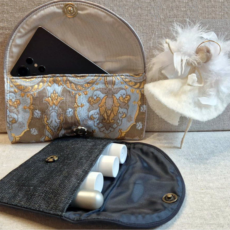 Несесер с високотехнологичен защите н слой за предпазване от електромагнитни полета. Флорален мотив в светлосиньо и златно.