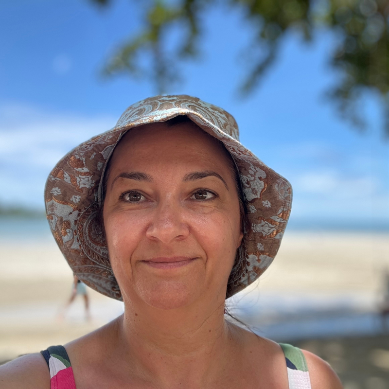 Шапка с флорални мотиви за защита от елекромагнитни излъчвания и слънчени лъчи