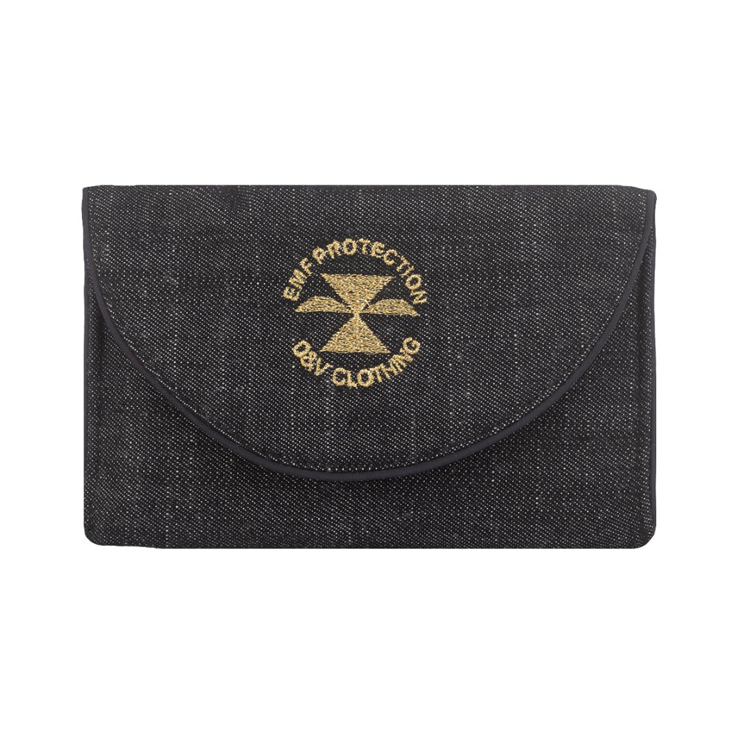 Несесер с копче компакт със защитен слой с метална нишка за предпазване от електромагнитни полета, изработено от деним, златно лого