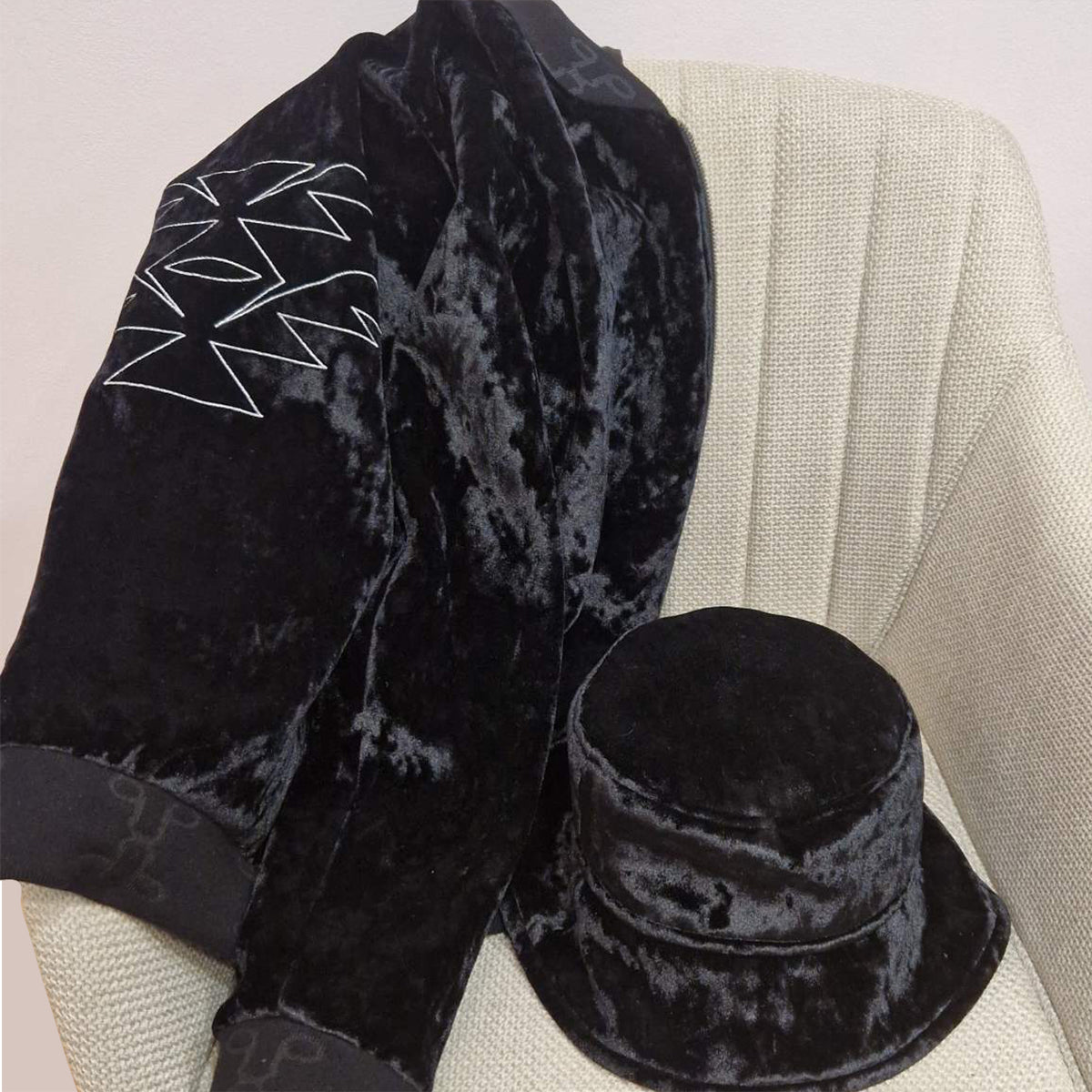 Комплект шапка и яке тип бомбър от черно кадифе с вграден защите слой за намаляване на влиянието на ЕМП