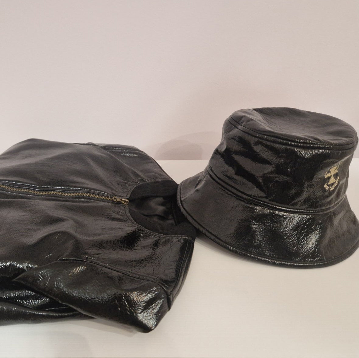 Комплект шапка и яке тип бомбър от черен лак с вграден защите слой за намаляване на влиянието на ЕМП