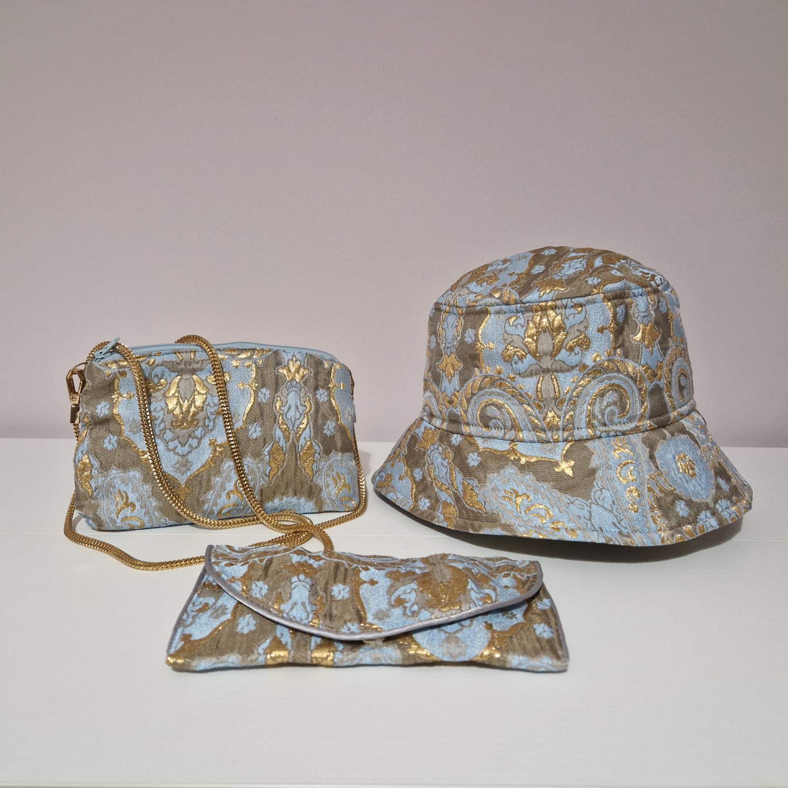 a photo of the Chic set, floral motif in gold and light blue